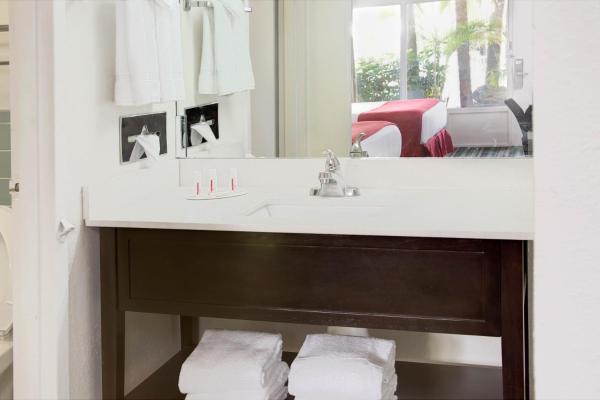 King Room with Bath Tub - Mobility/Hearing Accessible - Non-Smoking